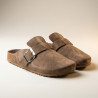 OZABI Sabot Fermé Enfant Suédine - Semelle Liège Caoutchouc - Doublure Velours Mousse - Boucle Métal Ajustable - Mixte
