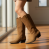 OZABI Bottes Santiag Femme Haute Tige Suédine, Bout Pointu, Talon Bloc 4 cm, Broderies Western, Coloris Caramel ou Taupe, Taille